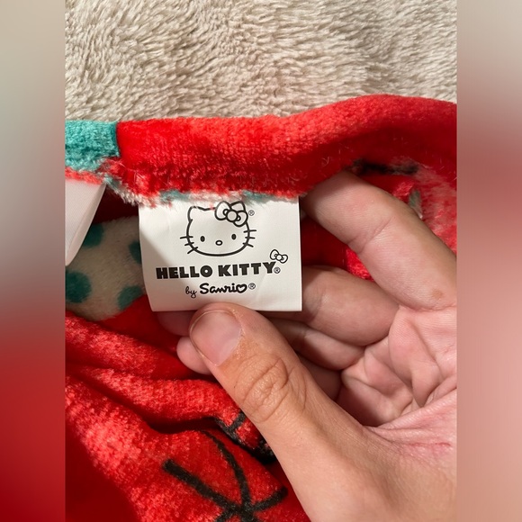 NWT Hello Kitty Sanrio Christmas Silk Touch Throw Blanket - Picture 3 of 5